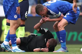A földön fekvő bíró sípjával állította meg a játékot Leicester City csatára
