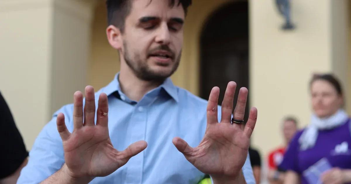 Ki akarta tépni Tompos Márton kezéből a szivárványos zászlót egy debreceni férfi, a bőr is lejött a Momentum elnökének ujjáról