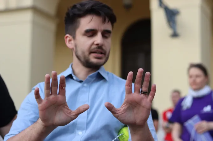 Ki akarta tépni Tompos Márton kezéből a szivárványos zászlót egy debreceni férfi, a bőr is lejött a Momentum elnökének ujjáról