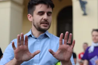 Ki akarta tépni Tompos Márton kezéből a szivárványos zászlót egy debreceni férfi, a bőr is lejött a Momentum elnökének ujjáról