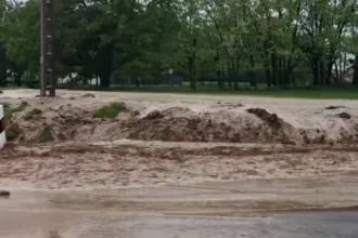 Saras villámárvizet és egy-két centis jégdarabokat hagy maga után az országon átvonuló vihar