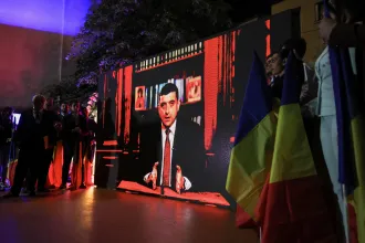 Román elnökválasztás: az exit pollok szerint a szélsőjobboldali jelölt simán nyeri az első fordulót
