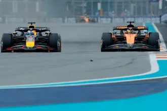 Verstappen nagyott csatázott a McLarenekkel, az újabb kettős győzelmüket azonban nem tudta megakadályozni
