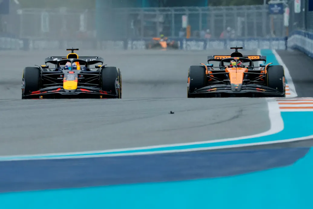 Verstappen nagyott csatázott a McLarenekkel, de az újabb kettős győzelmüket nem tudta megakadályozni