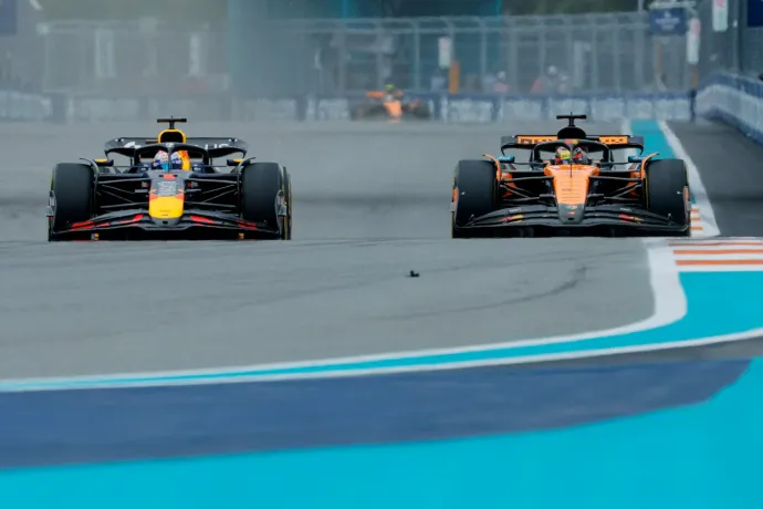 Verstappen nagyott csatázott a McLarenekkel, az újabb kettős győzelmüket azonban nem tudta megakadályozni