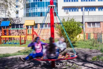 Nőtt a kifogásolható életvitelű gyermekvédelmi dolgozók aránya az idei vizsgálatok alapján