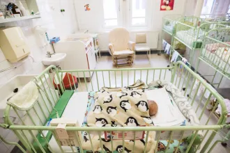 Az SOS Gyermekfalvak fél éven át követte, mi lesz azokkal a csecsemőkkel, akiket a szüleik a kórházban hagynak