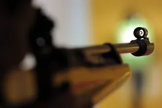 Engedély nélkül tartott nagy erejű légpuskát a férfi, akinek a fia fejbe lőtte magát