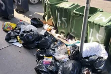 A palackvadászok miatt szigorítanak a kukák kihelyezésén Terézvárosban