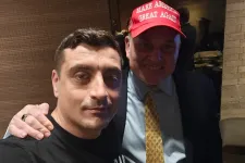 George Simion egy Trump-támogató aktivistával ünnepelte a választási győzelmét