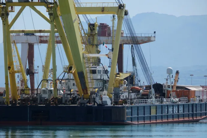 Már dolgoznak a rejtélyes körülmények között elsüllyedt Bayesian szuperjacht kiemelésén