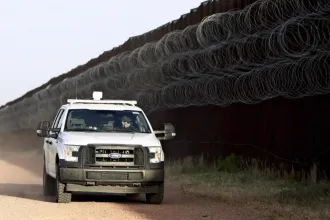 1000 dollárral ösztönözné a távozásra az illegális bevándorlókat az amerikai kormány
