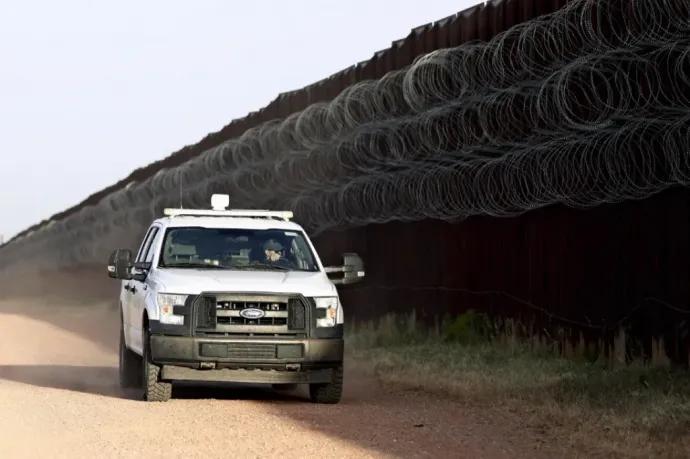 1000 dollárral ösztönözné a távozásra az illegális bevándorlókat az amerikai kormány