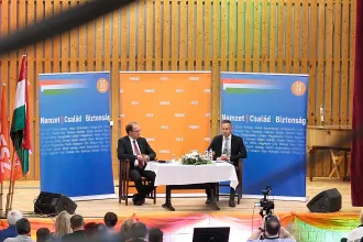 Szijjártó Pécsen: Az amerikaiak kellenek a békéhez, a GDP nőni fog, a gender túl bonyolult, a Tisza rossz