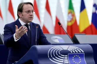 Várhelyi Olivér késlelteti az EU orosz energiafüggőségét felszámoló terv jóváhagyását