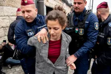 Hadházy tiszteletreméltó döntésnek tartja Orosz Anna lemondását