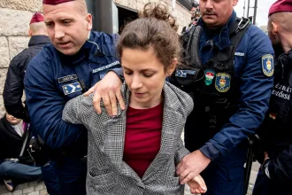 Hadházy tiszteletreméltó döntésnek tartja Orosz Anna lemondását