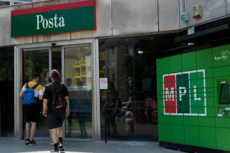 Hamis adatokkal rendelt csomagokat a postavezető, majd lenyúlta a tartalmukat