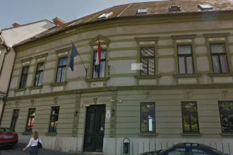 Évekig szexuálisan bántalmazta nevelt lányát a hatvanéves férfi, fegyházbüntetést kértek rá