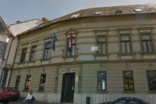 Évekig szexuálisan bántalmazta nevelt lányát a hatvanéves férfi, fegyházbüntetést kértek rá