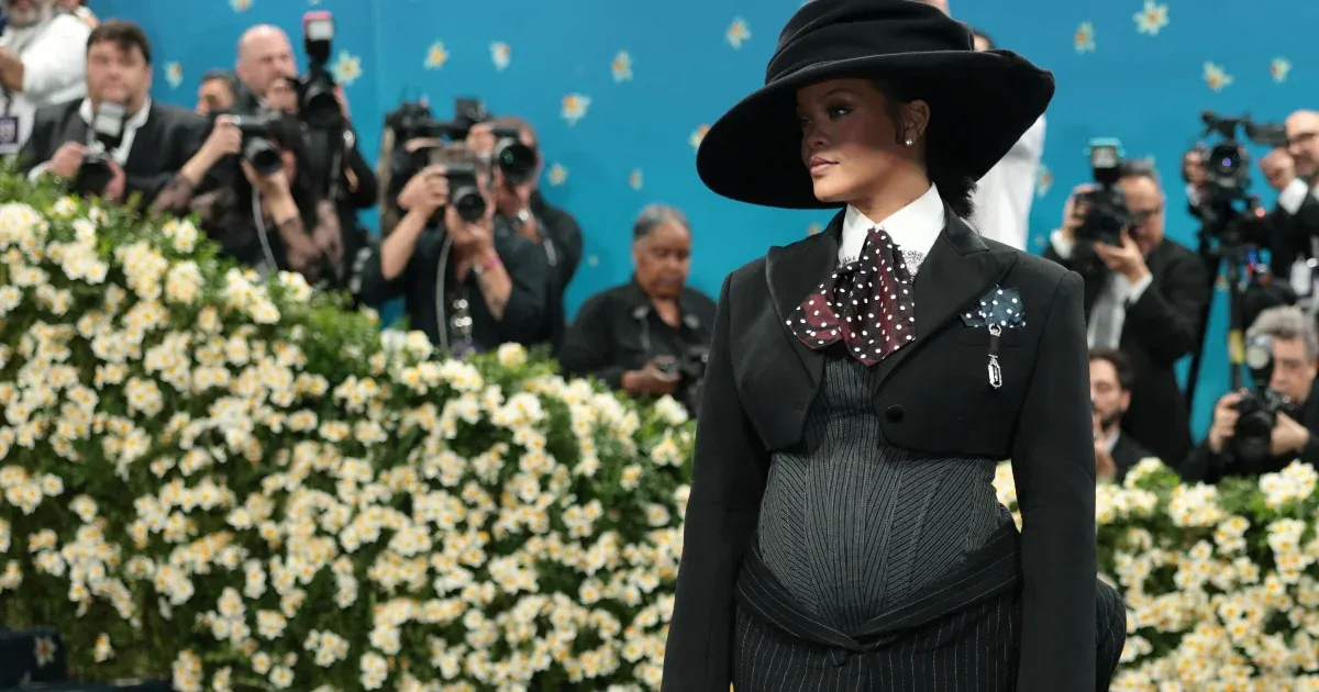 A fekete férfidivatról szólt volna, de inkább Rihanna terheshasa és egy bugyi miatt lett beszédtéma az idei Met-gála