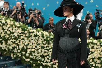 A fekete férfidivatról szólt volna, de inkább Rihanna terheshasa és egy bugyi miatt lett beszédtéma az idei Met-gála