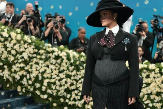 A fekete férfidivatról szólt volna, de inkább Rihanna terheshasa és egy bugyi miatt lett beszédtéma az idei Met-gála