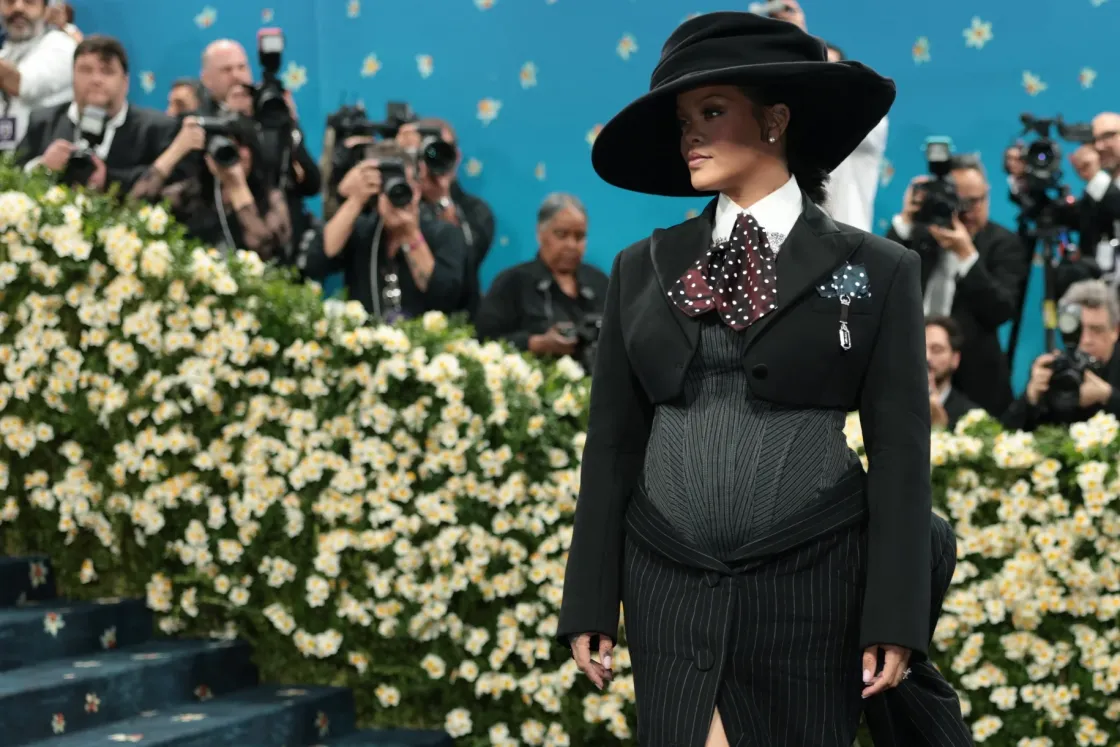 A fekete férfidivatról szólt volna, de inkább Rihanna terheshasa és egy bugyi miatt lett beszédtéma az idei Met-gála