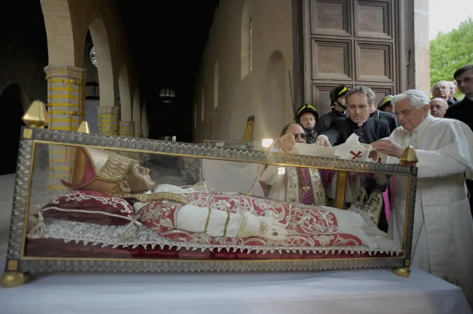 XVI. Benedek pápa meglátogatta V. Celesztin pápa ereklyéjét pápai látogatása során a földrengés után összeomlott l’aquilai Szent Mária-templomban, 2009. április 28-án – Fotó: Osservatore Romano / AFP