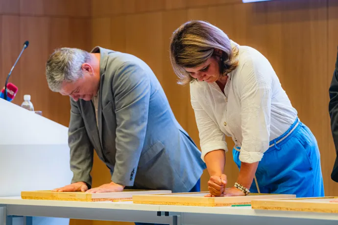 Egerszegi Krisztina és Kemény Dénes kézlenyomatot adott