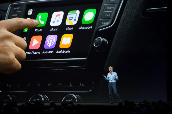 Craig Federighi, az Apple szoftverfejlesztésért felelős alelnöke beszél a CarPlayről az Apple World Wide Developers Conference rendezvényen 2017. június 5-én a kaliforniai San Joséban – Fotó: Josh Edelson / AFP