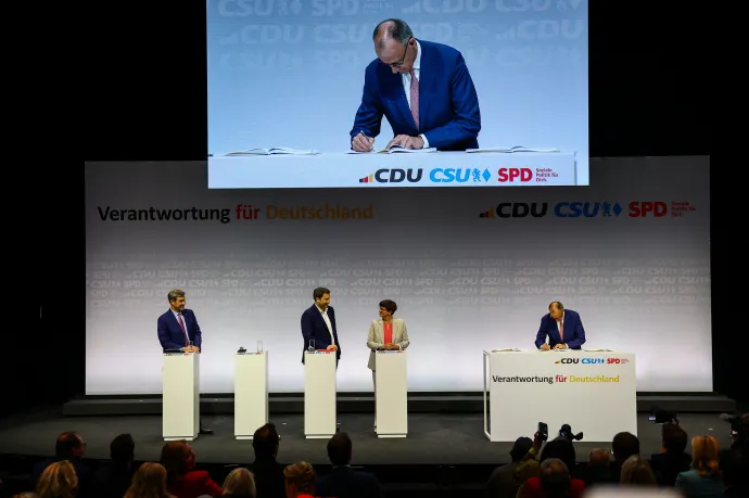 Markus Söder bajor tartományi miniszterelnök, a Keresztényszociális Unió (CSU) vezetője, Lars Klingbeil és Saskia Esken, a Szociáldemokrata Párt (SPD) társelnökei, valamint Friedrich Merz kancellárjelölt, a Kereszténydemokrata Unió (CDU) vezetője a február 23-i előrehozott parlamenti választások után kidolgozott kormánykoalíciós megállapodás aláírási ünnepségén Berlinben 2025. május 5-én – Fotó: Fabrizio Bensch / Reuters