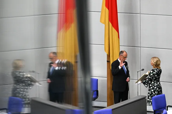 Friedrich Merz leteszi hivatali esküjét Julia Klöckner, a német parlamenti alsóház, a Bundestag elnöke előtt a megválasztásáról tartott szavazás második fordulója után Berlinben 2025. május 6-án – Fotó: Ralf Hirschberger / AFP
