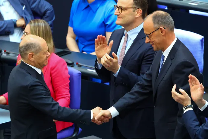 Olaf Scholz leköszönő kancellár gratulál Friedrich Merznek 2025. május 6-án a szavazás második fordulója után – Fotó: Fabrizio Bensch / Reuters