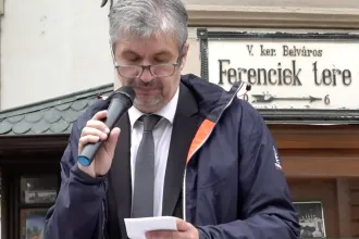 Megint tüntetett Hadházy, a gyűlés után a rendőrség szerint jogellenesen akadályozták a forgalmat az Erzsébet hídon