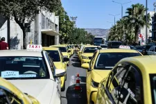 Sztrájkolnának a taxisok Görögországban, nem akarnak a részegek sofőrszolgálata lenni