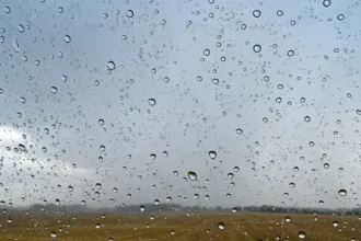 Marad a hűvös és esős idő