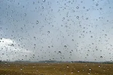 Marad a hűvös és esős idő