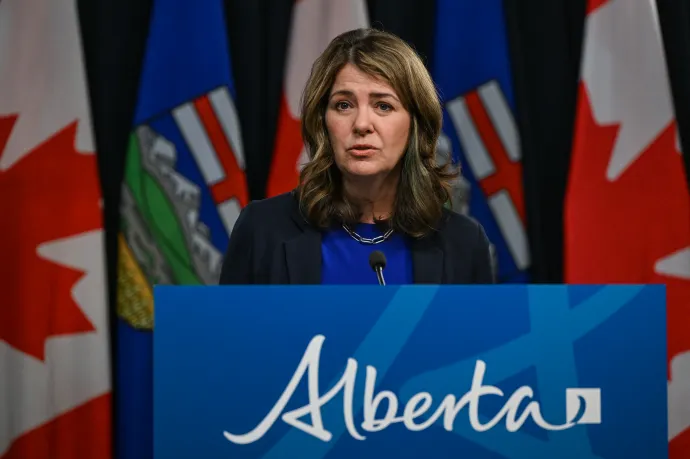 Danielle Smith, Alberta miniszterelnöke sajtótájékoztatón beszél az albertai törvényhozásban 2025. május 6-án – Fotó: Artur Widak / NurPhoto / AFP