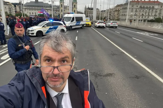 Megint tüntetett Hadházy, a gyűlés után a rendőrség szerint jogellenesen akadályozták a forgalmat az Erzsébet hídon