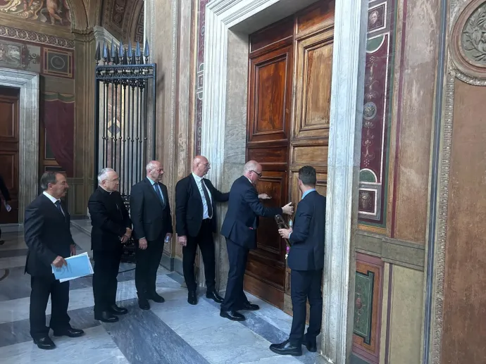 Lezárják az Apostoli Palota bejáratát a következő pápa megválasztását célzó konklávé előtt a Vatikánban 2025. május 6-án – Fotó: Vatican Media / AFP