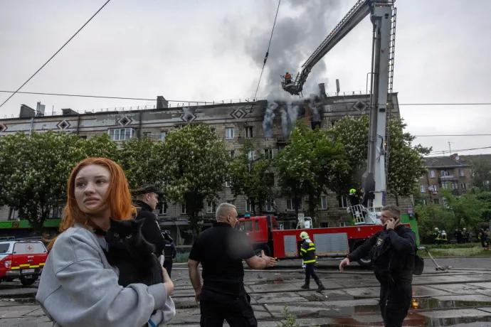 Füst gomolyog egy kijevi lakóházból, amit orosz dróncsapás ért 2025. május 7-én – Fotó Thomas Peter / Reuters