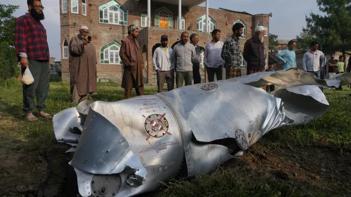 Roncsok a Szrinagar mellett fekvő Pampore településen 2025. május 7-én – Fotó: Sajad Hameed / NurPhoto / AFP
