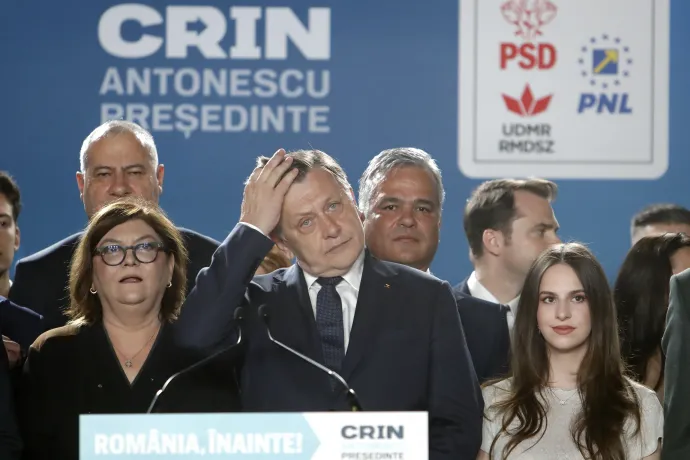 Crin Antonescu, a Szociáldemokrata Párt (PSD), a Nemzeti Liberális Párt (PNL) és a Romániai Magyar Demokrata Szövetség (RMDSZ) által alkotott kormánykoalíció közös jelöltje a megismételt romániai elnökválasztás első fordulójának eredményváró rendezvényén Bukarestben 2025. május 4-én – Fotó: Bogdan Cristel / EPA / MTI