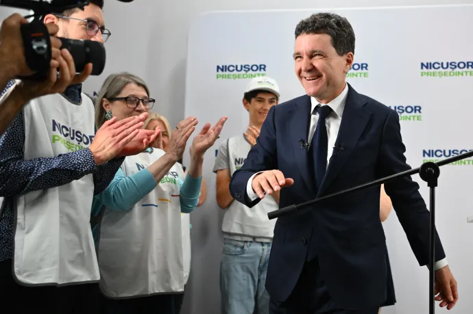 Nicușor Dan elnökjelölt az első forduló eredményváró rendezvényén, miután sajtótájékoztatót tartott 2025. május 25-én, Bukarestben – Fotó: Alex Nicodim / NurPhoto / AFP
