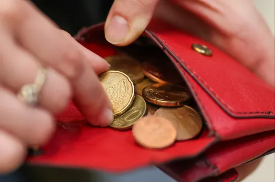 Történelmi mélypontra került a lej euróhoz viszonyított árfolyama