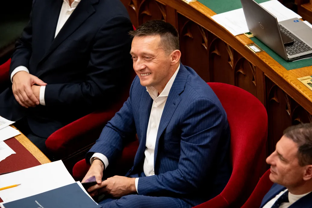 3,5 millió forintot fordított nőnapi csokrokra Rogán minisztériuma, de egy magyarnóta-versenyt is megtámogattak