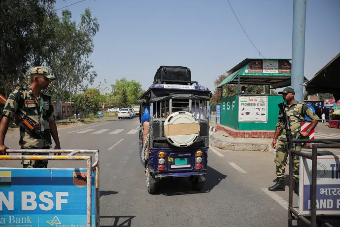 Pakisztániakat szállító jármű halad át egy ellenőrzőponton az indiai Amiritsarnál, miután India visszavonta a pakisztáni állampolgároknak kiadott összes vízumot – Fotó: Anushree Fadnavis / Reuters