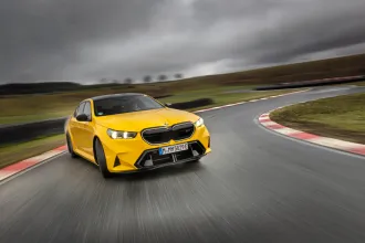 Az új BMW M5 nehezebb, mint valaha, de vajon ettől rosszabb vele menni? Kipróbáltuk