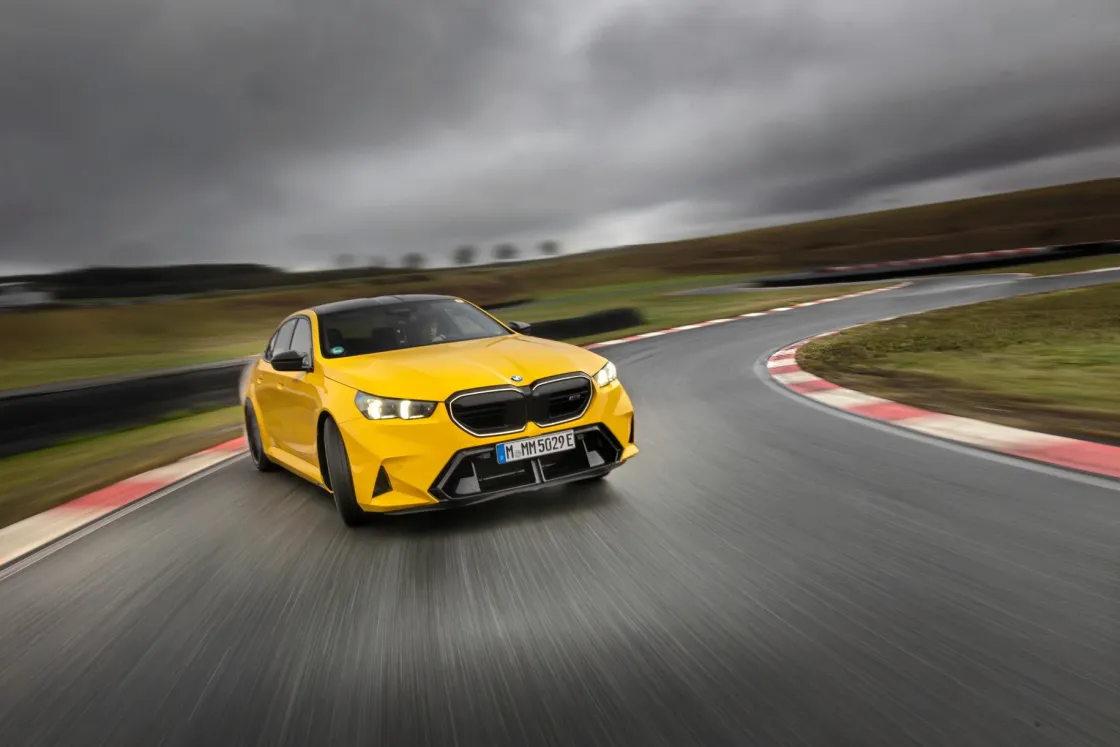 Az új BMW M5 nehezebb, mint valaha, de vajon ettől rosszabb vele menni? Kipróbáltuk